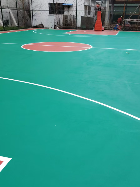 普兰 球场长期使用易出现地面开裂